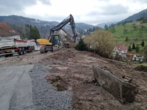 Erdbewegungen am Hang