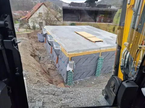 Bodenplatte und Betonbauteile im Bau