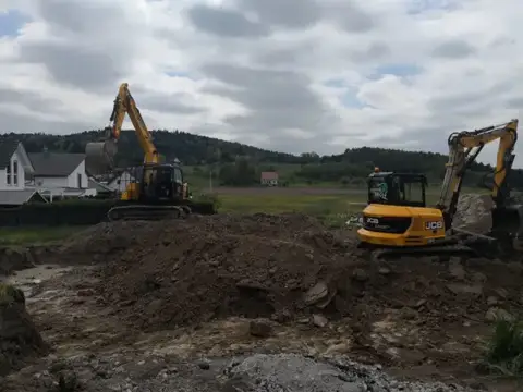 Erdarbeiten auf freier Fläche