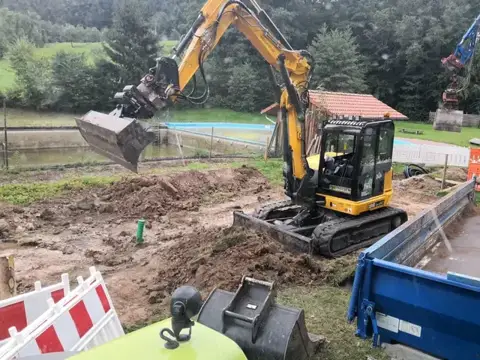Kompaktbagger bei Erdarbeiten