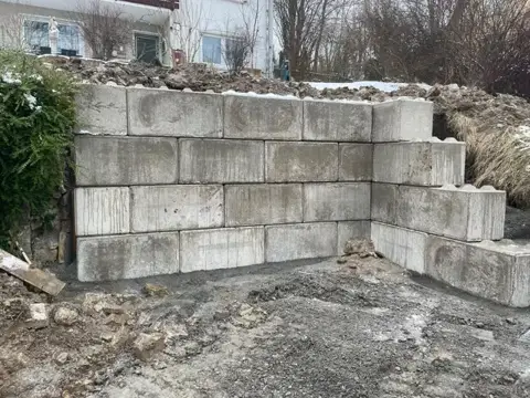 Stützmauer aus Betonblöcken