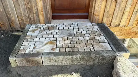 Gepflasterter Eingangsbereich