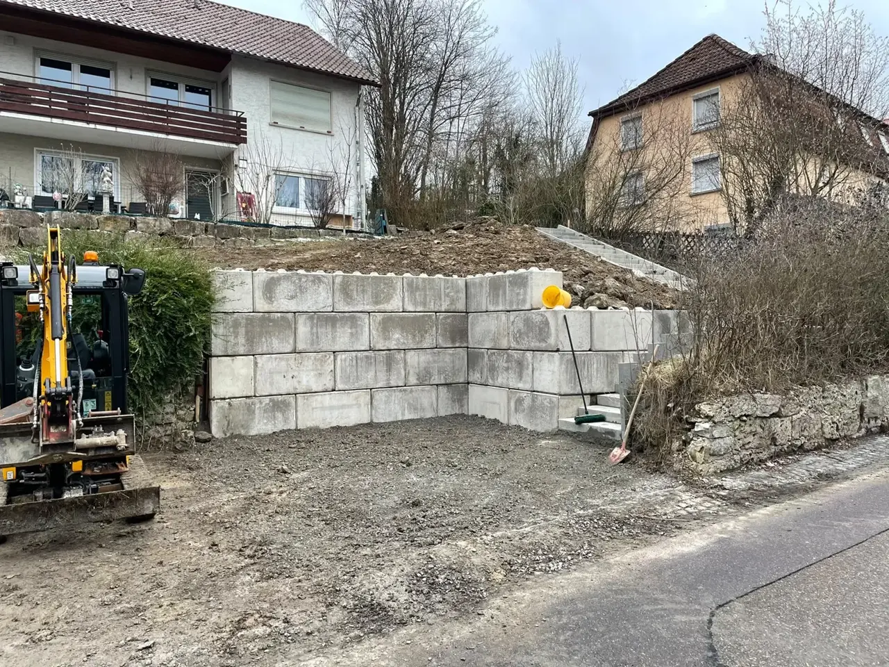 Stützmauer und Außenanlage