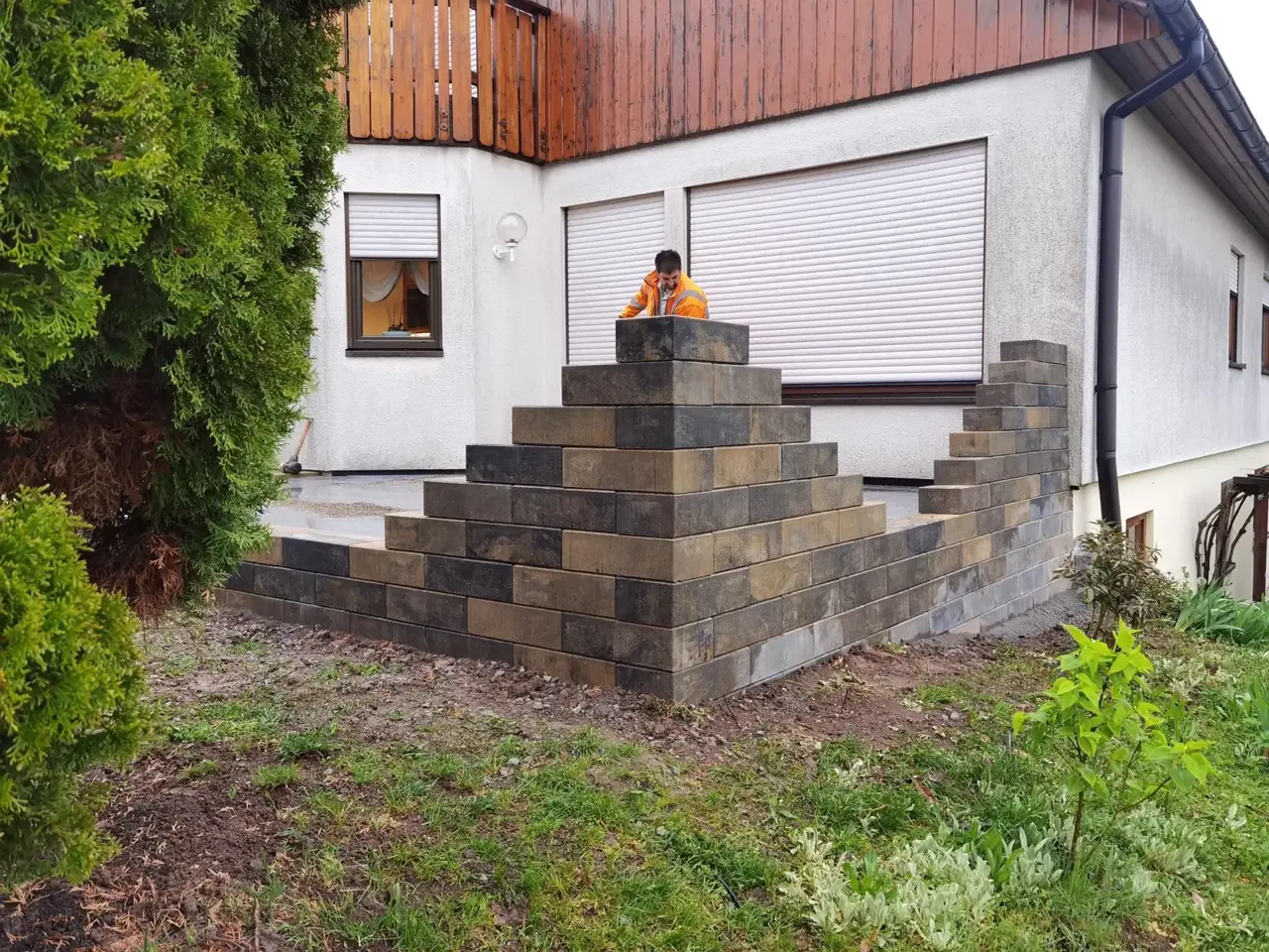 Natursteinmauer mit Gartentreppe