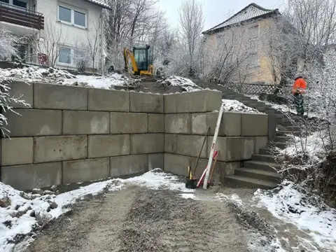 Stützmauer und Treppenanlage