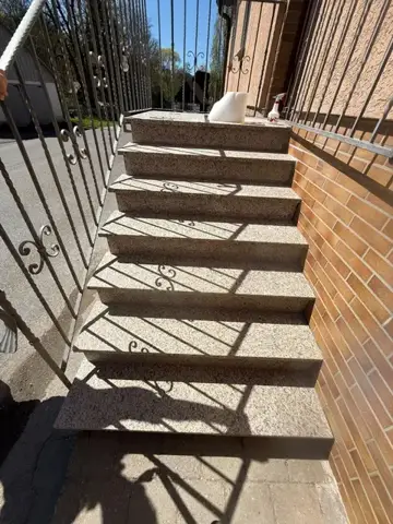 Neue Steintreppe im Außenbereich