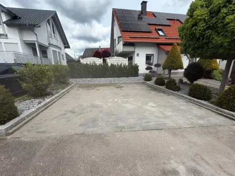 Angelegte Einfahrt und Außenfläche