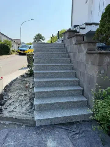 Stufenanlage mit Naturstein