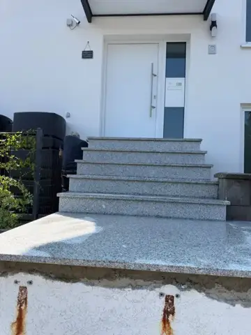 Fertiggestellte Eingangstreppe