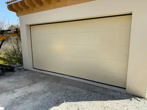 Fertiggestellte Garage mit Tor