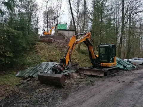 Baggereinsatz auf bewaldetem Gelände