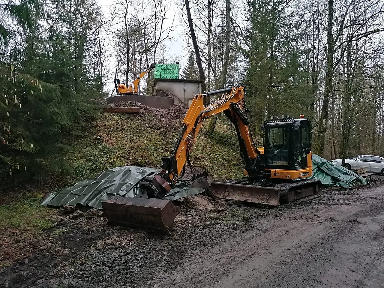 Baggereinsatz auf bewaldetem Gelände