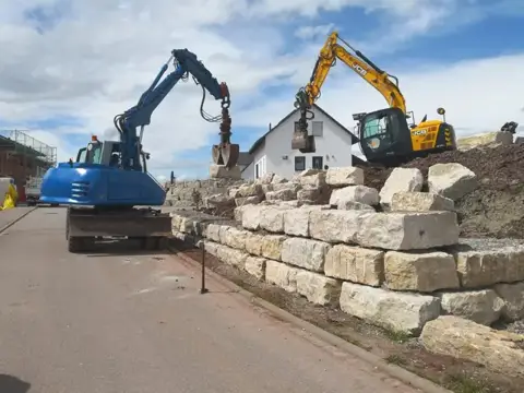 Aufbau einer Naturstein-Stützmauer