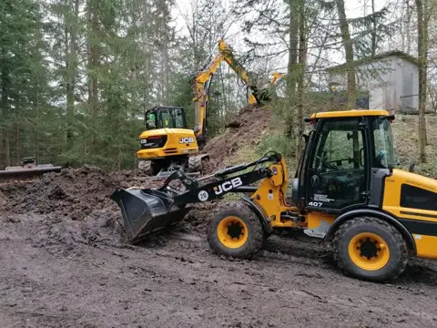 Erdarbeiten mit Bagger und Radlader