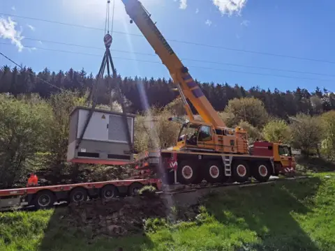 Versetzen eines Fertigteils mit dem Autokran