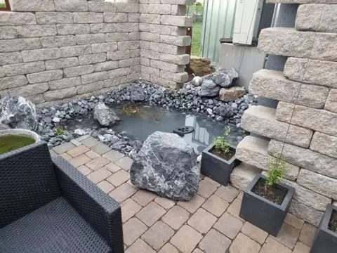 Wasserspiel und gestalteter Sitzbereich