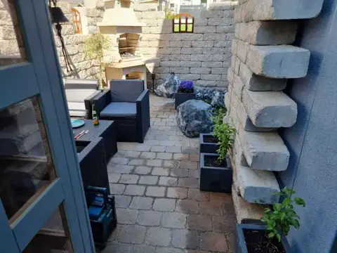 Steinmauer am gepflasterten Sitzplatz