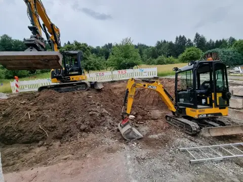 Baugrubenaushub mit zwei Baggern
