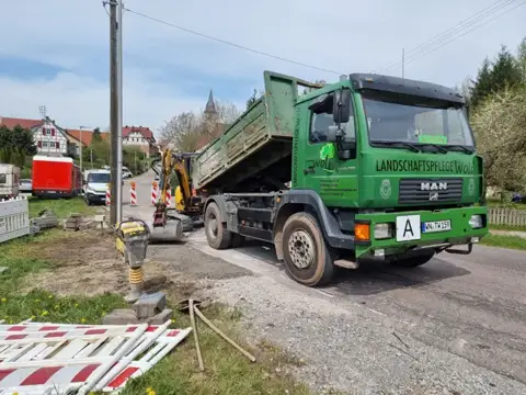 Materialanlieferung auf der Straßenbaustelle