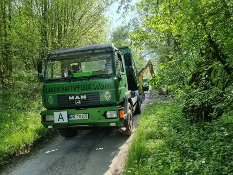 Baustellenfahrzeug auf einem Waldweg