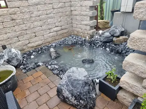 Wasserspiel mit Natursteinen