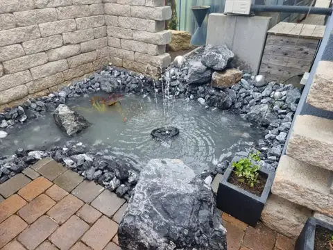 Gestaltete Wasserfläche im Außenbereich