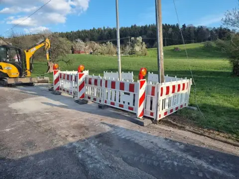 Abgesicherte Erdarbeiten am Straßenrand